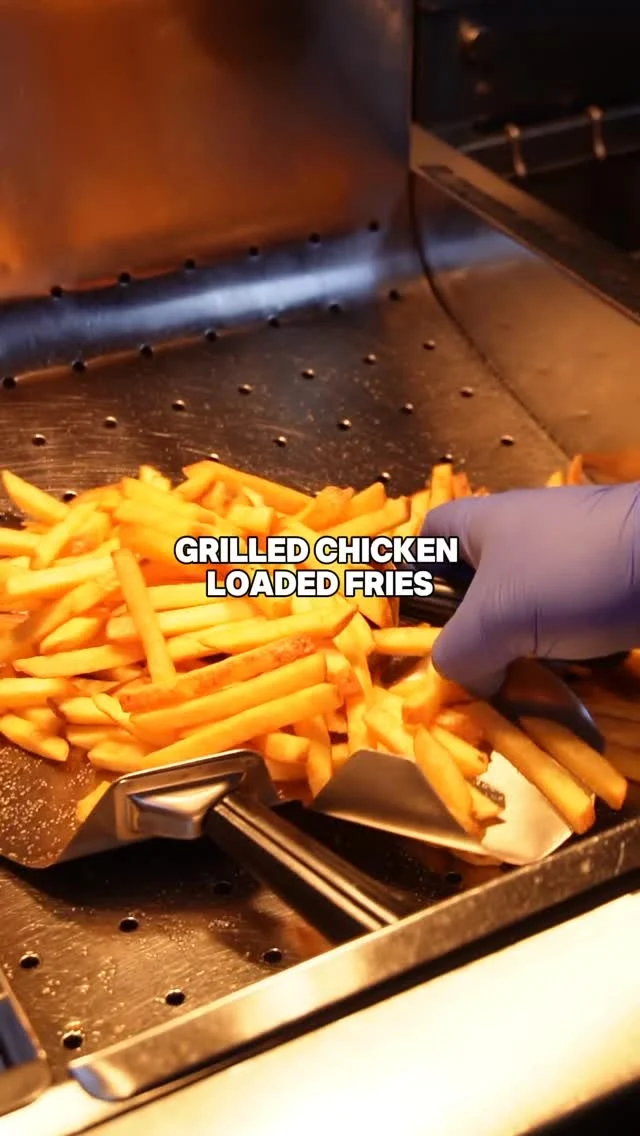 Fries, but make them loaded 😋 

Grilled chicken, melted cheese, and all the flavour.

Available in-store:
📞 Call and collect 01924 907350
🚚 Or for delivery via @ubereats_uk @deliveroo @justeatuk

#loadedfries #grilledchicken #brgrbro #leedsfood #leedstakeaway #batley
